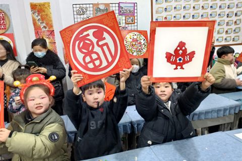 巧手剪得新春意 浓墨写就年为浓——铜山区利国实验小学“剪窗花、写福字”送祝福活动